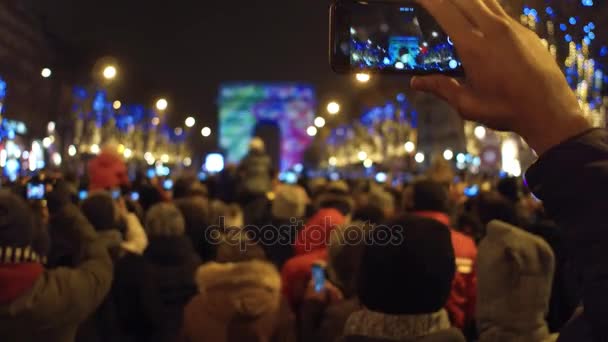 Parigi, Francia - 31 DICEMBRE 2016. I turisti che registrano video e scattano foto della luce di Capodanno mostrano vicino al famoso arco trionfale, l'Arco di Trionfo. Clip 4K — Video Stock