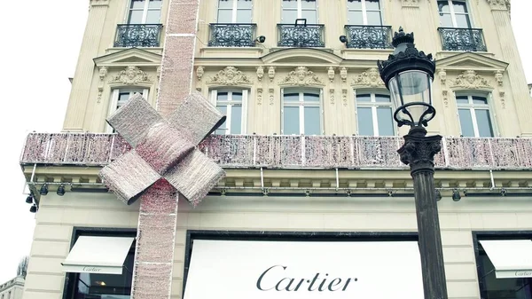 PARIS, FRANCE - 31 DÉCEMBRE 2016 Grande boutique de luxe Cartier décorée comme un cadeau — Photo