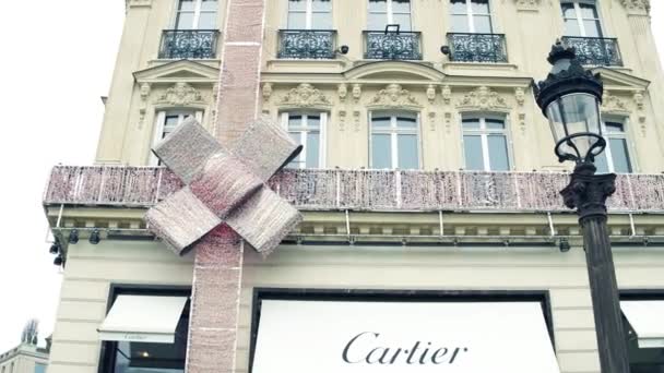 PARIS, FRANCE - DECEMBER, 31, 2016 Steadicam shot of big gift-like decorated Cartier luxury store. 4K video — Stock Video