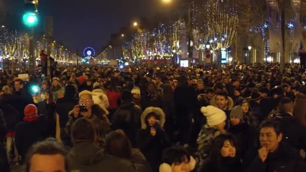 パリ, フランス - 2016 年 12 月 31 日。混雑したシャンゼリゼ通りのオーバー ヘッド ショット。大晦日。4 k ビデオ — ストック動画