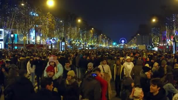 PARÍS, FRANCIA - 31 DE DICIEMBRE DE 2016. Overhead steadicam disparo de la concurrida calle Champs-Elysees. Nochevieja. Clip 4K — Vídeo de stock