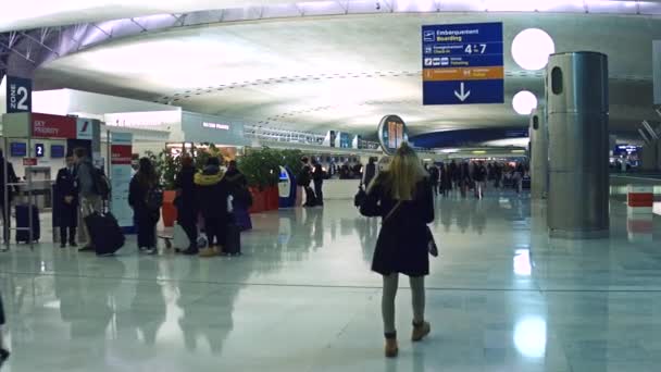 PARIS, FRANÇA - JANEIRO, 1, 2017 Steadicam tiro de Charles de Gaulle aeroporto área de partida. Vídeo 4K — Vídeo de Stock