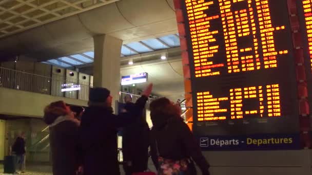 PARIS, FRANCE - 1 JANVIER 2017 Personnes proches de l'embarcadère de départ de l'aéroport Charles de Gaulle. Vidéo 4K — Video