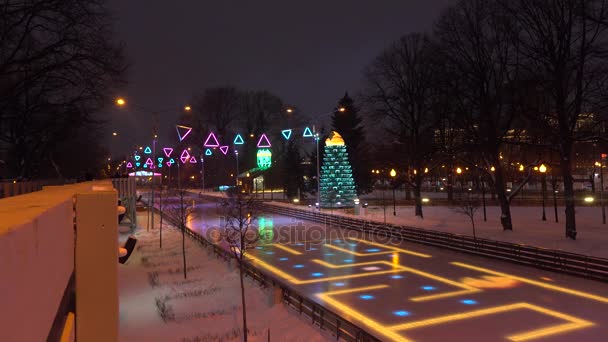 MOSCA, RUSSIA - 2 GENNAIO 2017. Cristmas e anello di pattinaggio decorato anno nuovo nel famoso parco Gorky illuminato di notte. Video 4K — Video Stock