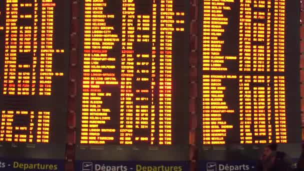 PARIS, FRANÇA - JANEIRO, 1, 2017 Charles de Gaulle embarque de partida do aeroporto. Tiros de inclinação 4K — Vídeo de Stock