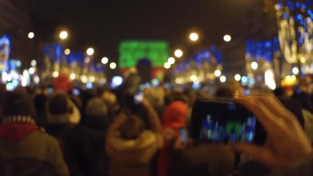 Paris, Frankrijk - 31 December 2016. Toeristen opnemen van video's en foto's van het nieuwe jaar licht schieten Toon in de buurt van de beroemde triomfboog Arc de Triomphe. 4k video — Stockvideo