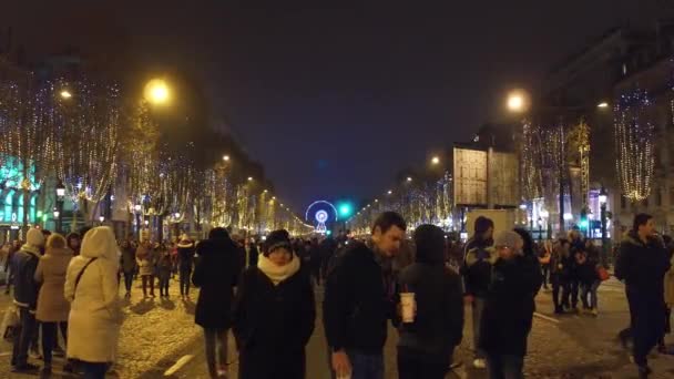 PARIS, FRANÇA - DEZEMBRO, 31 de dezembro de 2016. As pessoas andam na rua Champs-Elysees na véspera de Ano Novo. Vídeo 4K — Vídeo de Stock