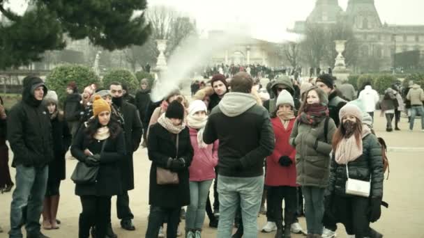 Paris, Frankreich - 31. Dezember 2016. Gruppe multiethnischer Touristen und Reiseleiter bei der Arbeit. 4k-Video — Stockvideo