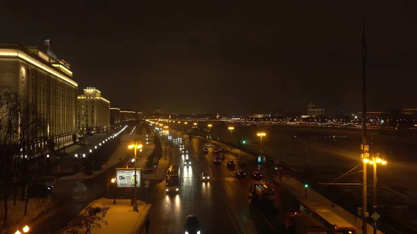 Moskva, Rusko - 13 ledna 2017. Ruské Mod, Ministerstvo obrany v noci a doprava na nábřeží řeky — Stock fotografie