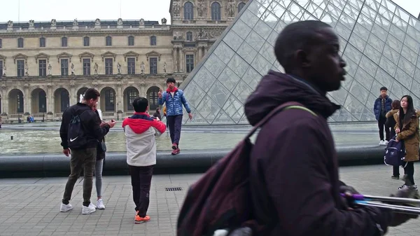 Paříž, Francie - 31 prosinec 2016. Mnohonárodnostní turistů pózování a fotí v blízkosti Louvru, slavné francouzské muzeum. Oblíbený turistický cíl — Stock fotografie