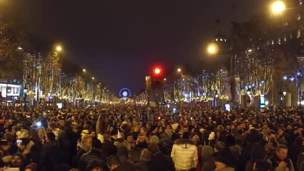 パリ, フランス - 2016 年 12 月 31 日。オーバーヘッドは、新しい年の前夜に混雑したシャンゼリゼ通りのショットをパンします。4 k ビデオ — ストック動画