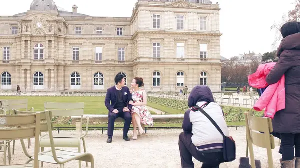 パリ, フランス - 2016 年 12 月 31 日。若いアジアのカップルが公園でポーズをとるします。愛物語プロの写真撮影 — ストック写真