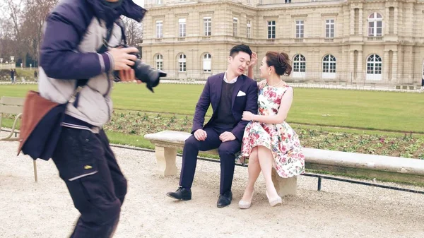 Paris, france - dezember, 31, 2016. junges asiatisches paar posiert im Pariser park. professionelles Hochzeits-Fotoshooting — Stockfoto