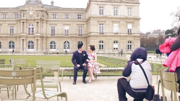 Paris, Francja - 31 grudnia 2016 roku. Młode Azjatki pary pozowanie w parku. Love story profesjonalnego fotografowania. 4 k steadicam wideo — Wideo stockowe
