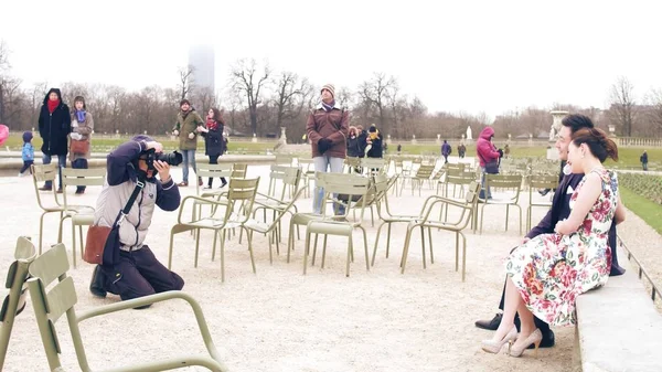 Paris, Frankreich - 31. Dezember 2016. Asiatischer Hochzeitsfotograf bei der Arbeit. Chinesisches Paar posiert im Pariser Park — Stockfoto
