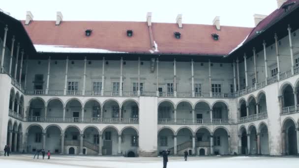 KRAKOW, POLONIA - 14 DE ENERO DE 2017 Pan shot of Renaissance inner courtyard of Wawel Castle, local landmark and popular touristic destination. Vídeo 4K — Vídeos de Stock