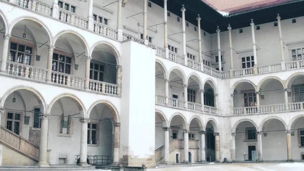 Renaissance binnenplaats van het kasteel Wawel in Krakau, Polen. Lokale landmark en populaire toeristische bestemming — Stockfoto