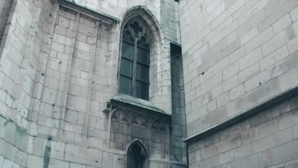 Incline a foto da Torre do Relógio da Catedral Wawel em Cracóvia, Polônia. Marco local e destino turístico popular. Vídeo 4K — Vídeo de Stock