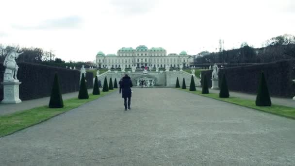 Vienna, Oostenrijk - December, 24, 2016. POV steadicam lopen richting Belvedere Baroque palace. 4k video — Stockvideo