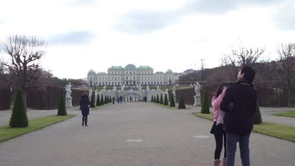 VIENA, ÁUSTRIA - DEZEMBRO, 24, 2016. POV steadicam caminhar em direção Belvedere palácio barroco. Clipe 4K — Vídeo de Stock