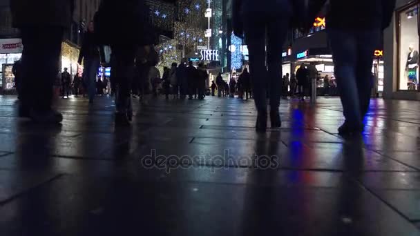 Bécs, Ausztria - 2016. December, 24, talajszint Steadicamnél lövés turisztikai street, az esti órákban. Népszerű úticél üzleteitől és kávézóitól. 4k videóinak — Stock videók