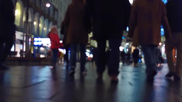 저녁에 흐리게 관광 거리의 지상 steadicam 쐈 어. 상점, 카페와 인기 있는 대상. 4 k 배경 bokeh 비디오 — 비디오