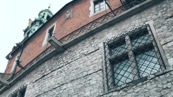 Captura de ángulo bajo del castillo de Wawel y la torre de la catedral en Cracovia, Polonia. Monumento local, destino turístico popular —  Fotos de Stock