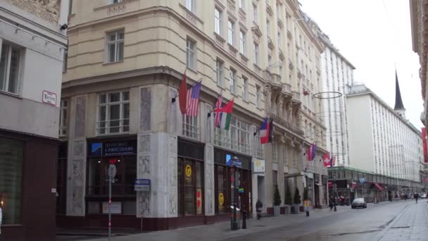 VIENA, AUSTRIA - 24 DE DICIEMBRE DE 2016 Steadicam toma de lujoso hotel Herrenhof. 4K estableciendo vídeo — Vídeos de Stock