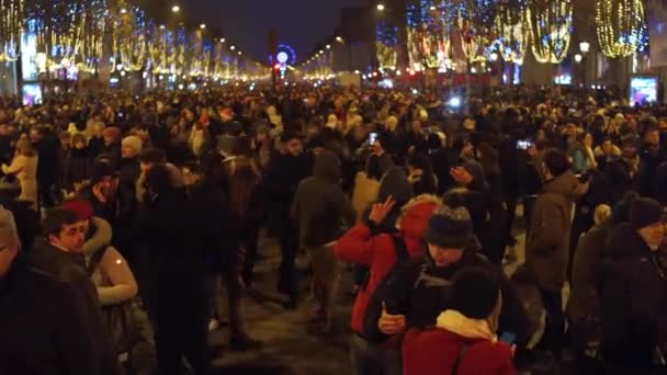 PARÍS, FRANCIA - 31 DE DICIEMBRE DE 2016. Overhead steadicam disparo de la concurrida calle Champs-Elysees. Nochevieja. Clip 4K — Vídeos de Stock