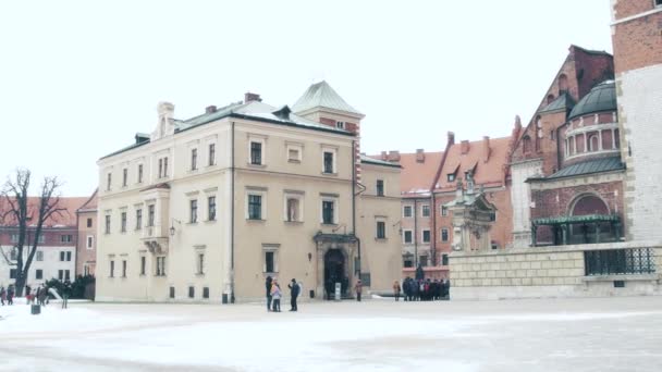 KRAKOW, POLÓNIA - JANEIRO, 14, 2017 Steadicam tiro de turistas no Castelo Wawel e Catedral. Marco local e destino turístico popular. Vídeo 4K — Vídeo de Stock