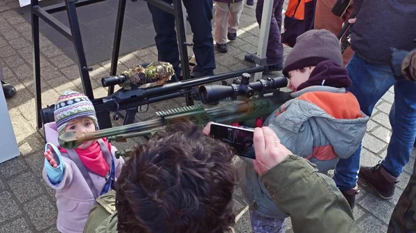 KRAKOW, POLONIA - 14 de enero de 2017 Niños jugando con rifle de francotirador. Espectáculo militar WOSP — Foto de Stock