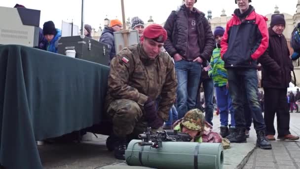 Oficer wojska polskiego, Kraków - 14 stycznia 2017 przedstawia atak rilfe do małego chłopca. WOSP Pokaż wojskowych. wideo 4k — Wideo stockowe