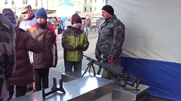 KRAKOW, POLONIA - 14 de enero de 2017 El guardia polaco muestra ametralladora a un niño pequeño. Espectáculo militar de WOSP. Vídeo 4K — Vídeo de stock