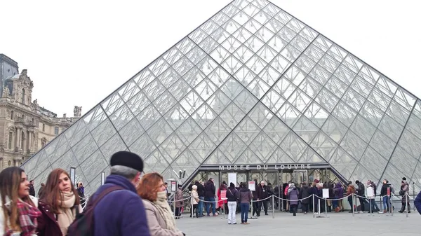 Paris, Frankrike -, 31 December 2016. Människor står i kö för att ange Louvren, berömda franska museum och populära turistdestinationen — Stockfoto