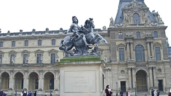 パリ, フランス - 2017 年 12 月 1 日。ルーブル美術館でルイ 14 世の騎馬像。有名なフランスの美術館や人気の観光地 — ストック写真