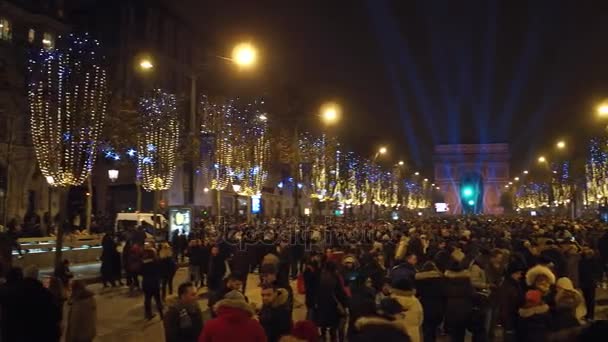 Paris, Frankreich - 31. Dezember 2016. Überkopfschuss der überfüllten multiethnischen Champs-Élysées Straße an Silvester. 4k-Video — Stockvideo