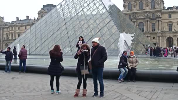 Paris, Francja - 31 grudnia 2016 roku. Pary podejmowania autoportrety w pobliżu Louvre, słynny francuski Muzeum i popularna miejscowość turystyczna. wideo 4k — Wideo stockowe