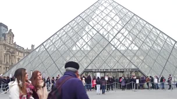 Paris, Frankrijk - 31 December 2016. Steadicam schot van mensen in de rij staan om in te voeren van het Louvre, de beroemde Franse museum en de populaire toeristische bestemming. 4k video — Stockvideo