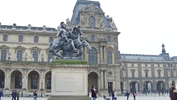 Paris, Francja - 1 grudnia 2017 r. Steadicam strzał konny posąg króla Ludwika XIV w Luwrze. Słynny francuski Muzeum i popularna miejscowość turystyczna. wideo 4k — Wideo stockowe