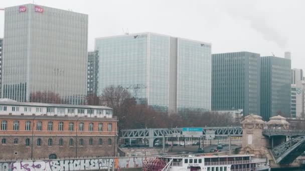 PARÍS, FRANCIA - 31 DE DICIEMBRE DE 2016. Steadicam toma de edificios de oficinas modernos en un día de niebla. Natixis, SNCF y la sede del Grupo RATP en el terraplén del río. Vídeo 4K — Vídeo de stock