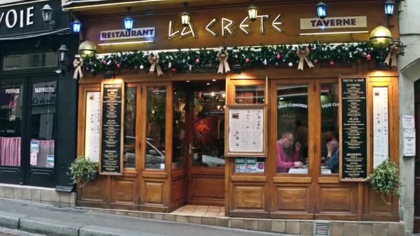 PARÍS, FRANCIA - 31 DE DICIEMBRE DE 2016. Steadicam toma de la pequeña taberna griega La Creta. Decoración de Navidad. Vídeo 4K — Vídeos de Stock