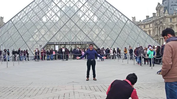 Paris, Frankreich - 31. Dezember 2016. Touristen fotografieren in der Nähe des Louvre, des berühmten französischen Museums und beliebtes Touristenziel — Stockfoto