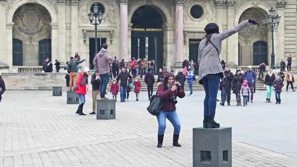 Paříž, Francie - 31 prosinec 2016. Mnohonárodnostní turistů pózování a fotí v blízkosti Louvru, slavné francouzské muzeum — Stock fotografie
