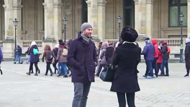 Paris, Francja - 31 grudnia 2016 roku. Turystów, pozowanie i robienia zdjęć, w pobliżu Pałacu Luwru. wideo 4k — Wideo stockowe