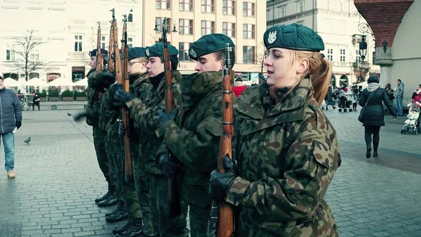 크 라 코 프, 폴란드-1 월 14, 2017 폴란드어 Wosp 군사 퍼레이드에서 남성과 여성 생도 — 스톡 사진