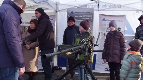 Kraków, Polska - stycznia, 14, 2017 chłopcy zbadać ciężki karabin maszynowy o wojskowych Pokaż Wosp. wideo 4k — Wideo stockowe