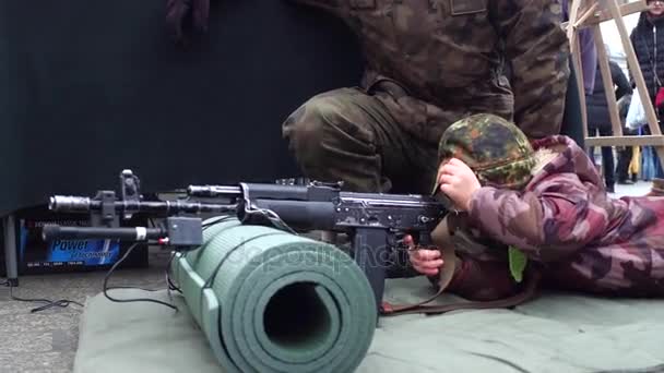 Krakow, Polen - januari, 14, 2017 leger officier toont aanval rilfe aan een kleine jongen. Wosp militaire Toon. 4k video — Stockvideo