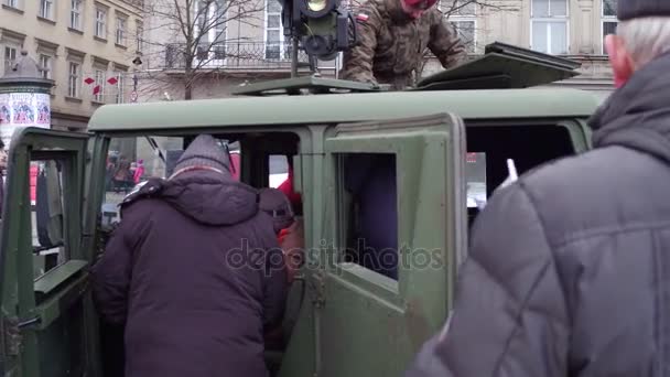 Krakow, Polen - januari, 14, 2017 mensen verkennen Hmmwv gepantserde voertuig met Tow anti-tank complex op Wosp militaire show. 4k video — Stockvideo