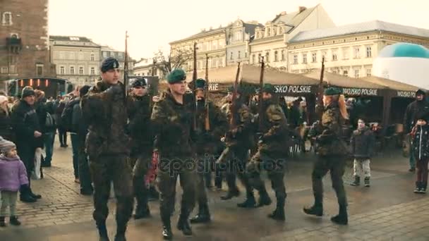 KRAKOW, POLONIA - 14 de enero de 2017 Cadetes polacos marchando. Espectáculo militar de WOSP. Clip steadicam 4K — Vídeo de stock