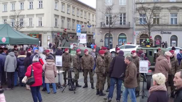 Krakow, Polen - januari, 14, 2017 Poolse leger personeel tonen mortieren op Wosp show. 4 k steadicam video — Stockvideo